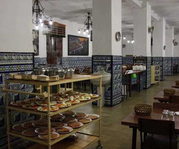 Comedor social con bandejas de comida preparadas para su reparto