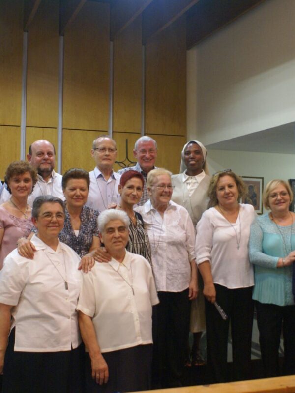Voluntarios de Aaqua preparando donaciones de alimentos